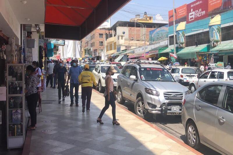 Centros comerciales de Av. Coronel Mendoza reciben gran cantidad de personas.