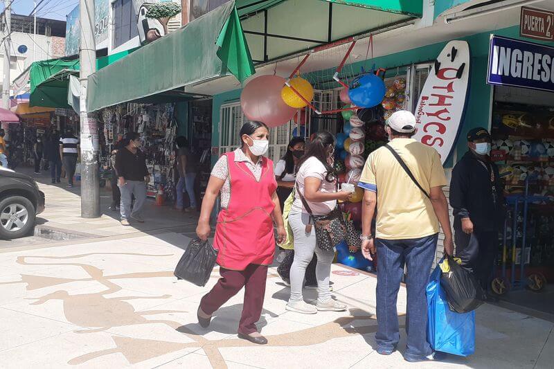 Afluencia de compradores se ha incrementado en los últimos días.