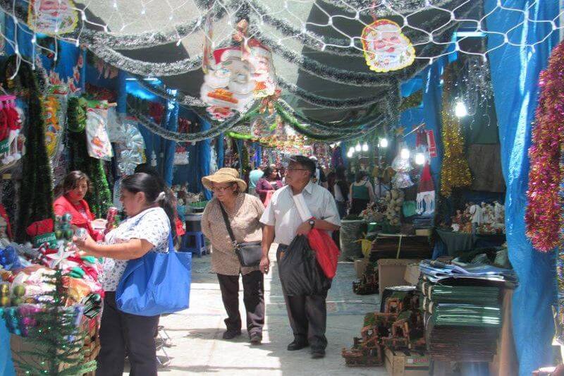 En la actividad ofrecen productos navideños y otros.