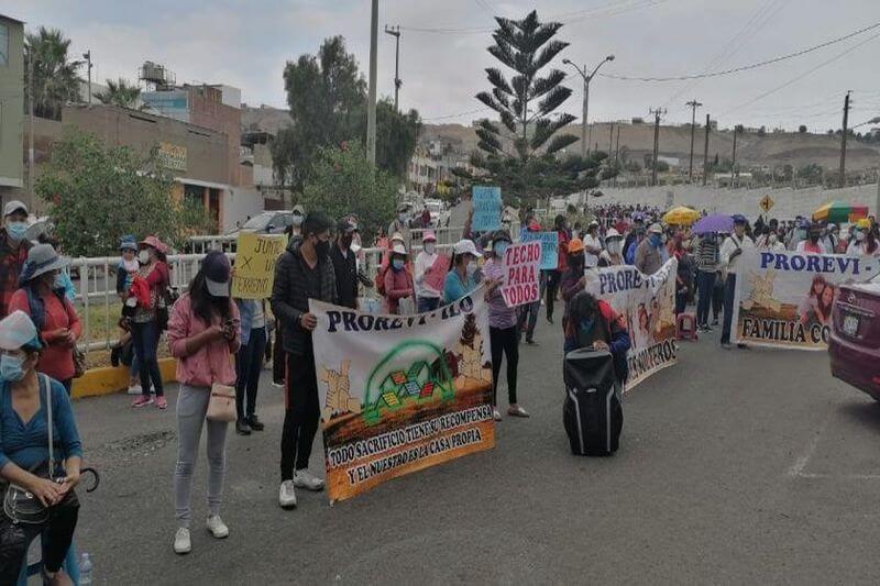 Postulantes hicieron plantón frente a subregión Ilo.