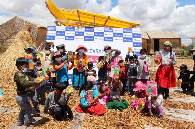 Niños sonrieron tras recibir chocolatada y juguetes.