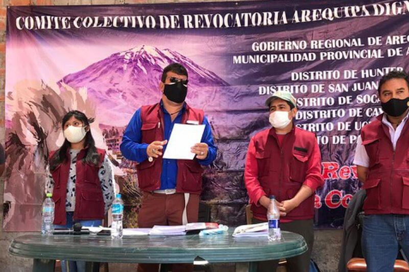 Colectivo habría reunido casi 8 mil firmas para defenestrar a burgomaestre.