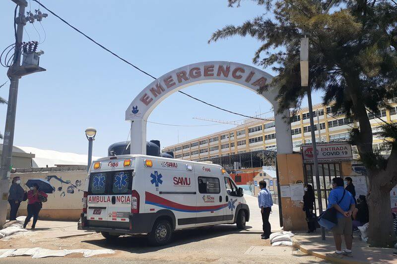 Pacientes jóvenes y adultos llegan al hospital regional Hipólito Unanue.