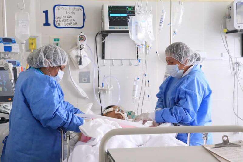 Hospital atiende casos de COVID-19 con síntomas avanzados.