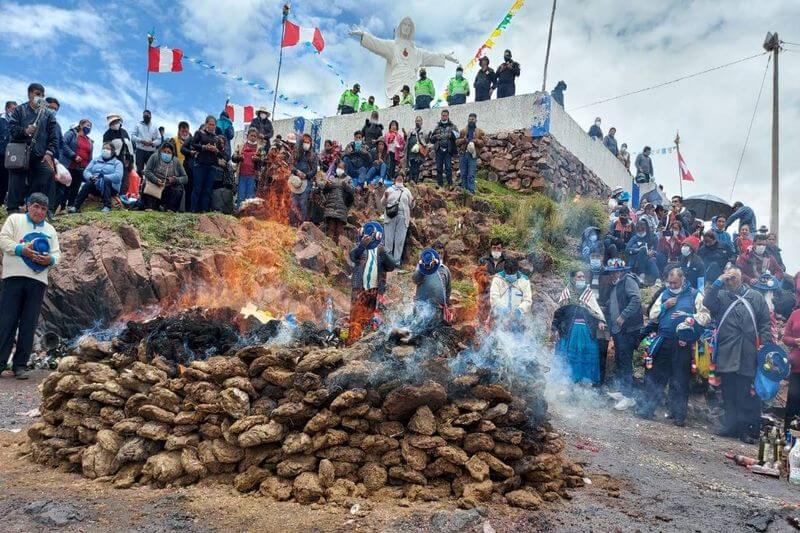 Pago a la Pachamama en el cerro Huaynarroque por los Machuaychas.