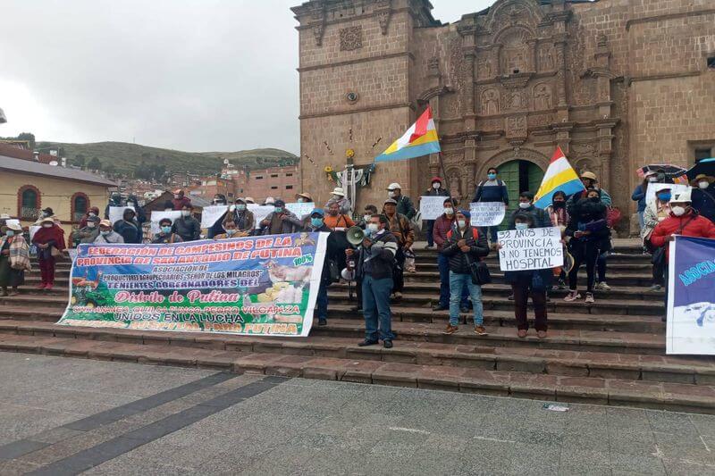 Manifestación en la Plaza Mayor de Puno.