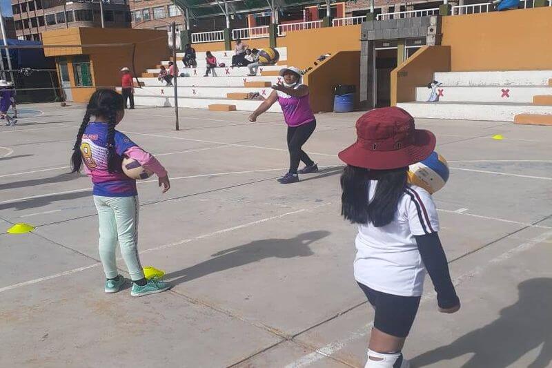 Trabajo mesurado de las niñas en la net alta.