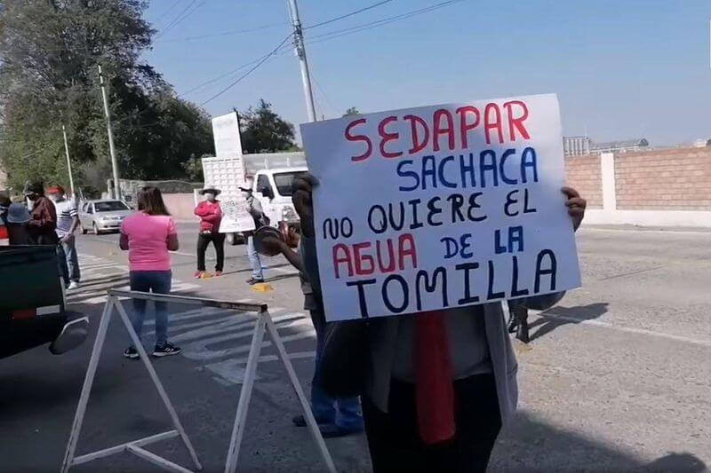 Protestantes llegaron con pancartas en mano a la sede municipal.