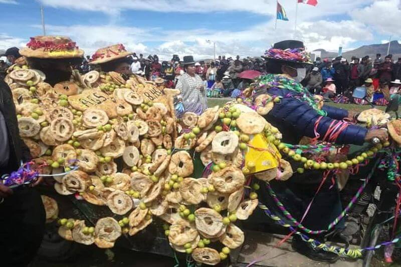 Tenientes con vestidos de panes en Pomata.