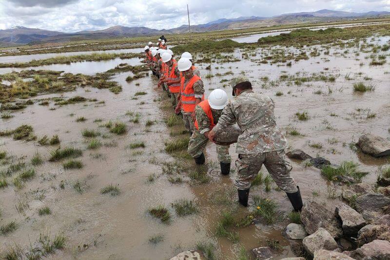 Soldados ayudaron en el restado de los afectados.