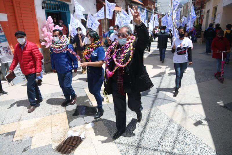 Miguel Pino (3), Uriel Condori (1) y Patricia Solórzano (4), pasearon por las calles.