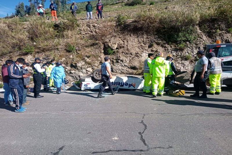 Station wagon quedó con las llantas arriba y la carrocería aplastada.