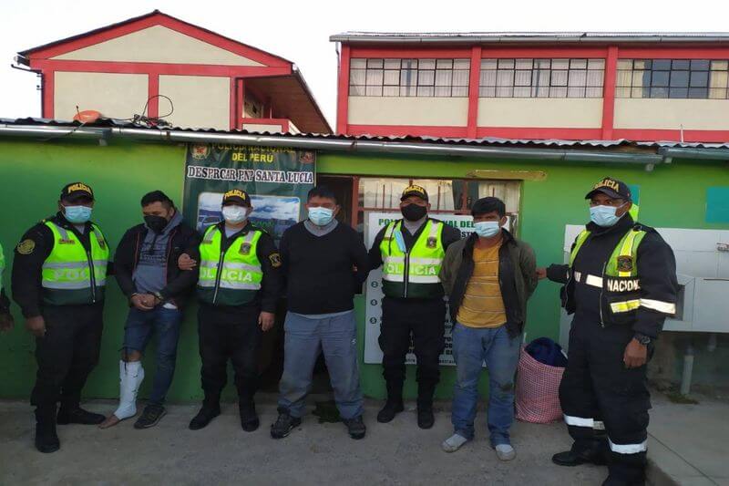 Agente tenía una pistola, chalecos y gorros de la PNP.