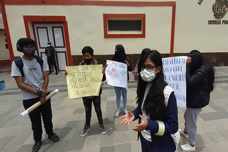 Estudiantes piden rebajas pero nadie los atiende.