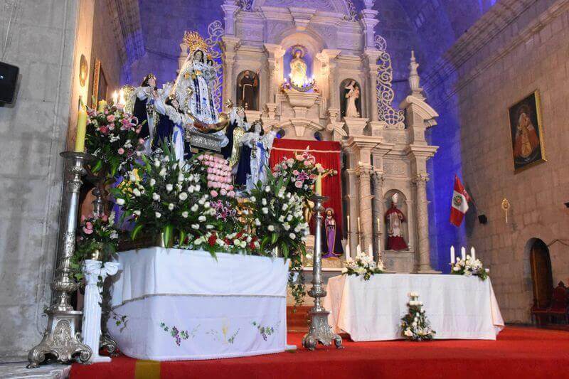 La sagrada imagen de la Virgen María de la Candelaria reposa en la Catedral de Puno.