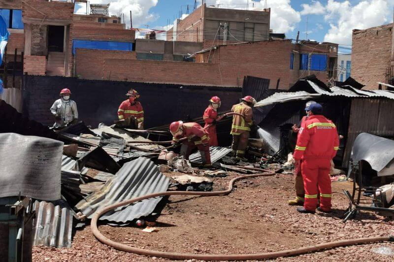 Tras controlar incendio hallaron tres balones de gas.