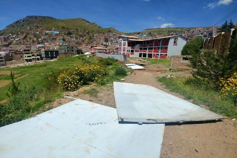 El muro metálico y de ladrillos fue derruido por vecinos.