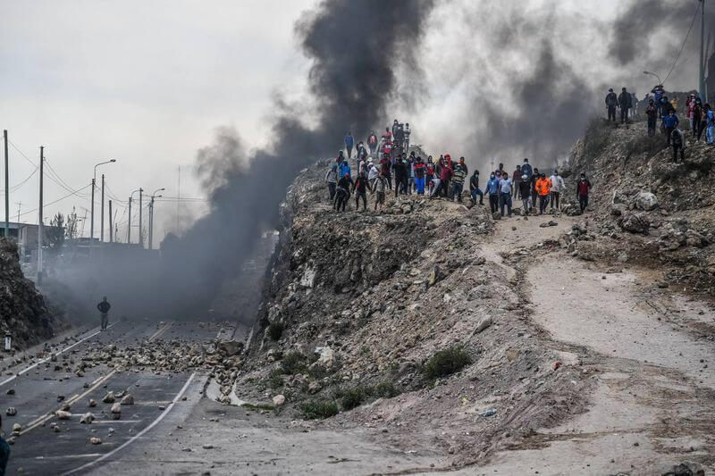 Protestantes lanzaron piedras contra los vehículos que circulaban, bloquearon vías y quemaron llantas.