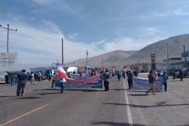 Manifestantes bloquearon por momentos la carretera Costanera en Morro Sama.