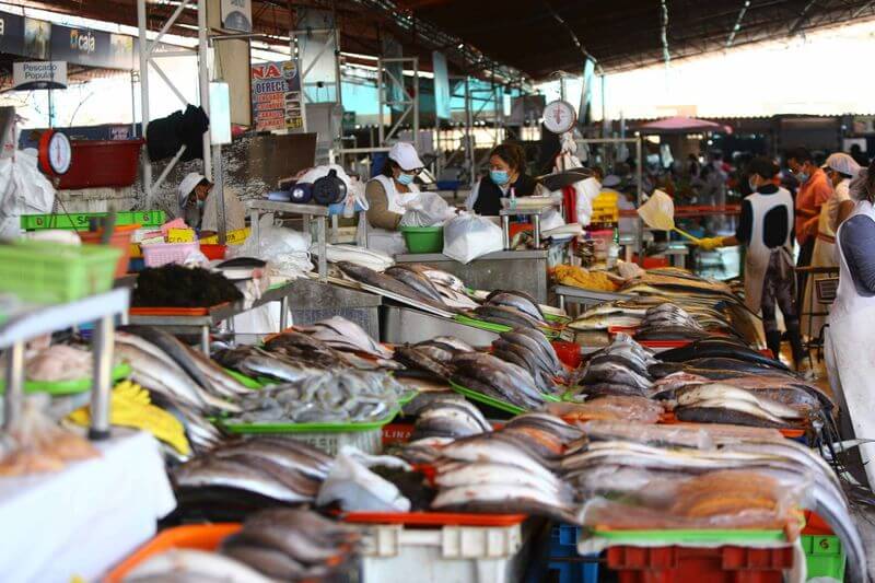 Comerciantes invitan a la población a visitar mercado y comprar pescado.