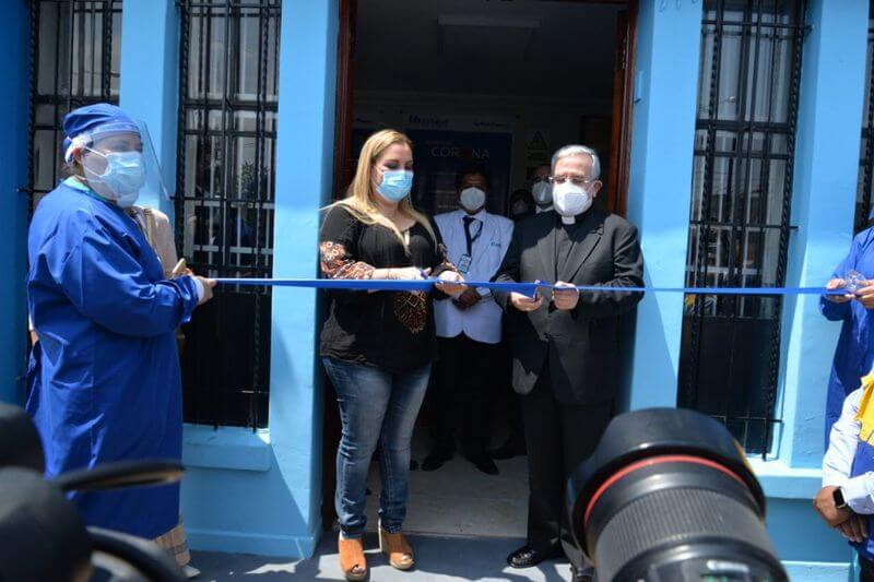 Fiorella Molinelli participó de la inauguración del centro de vacunación peatonal.