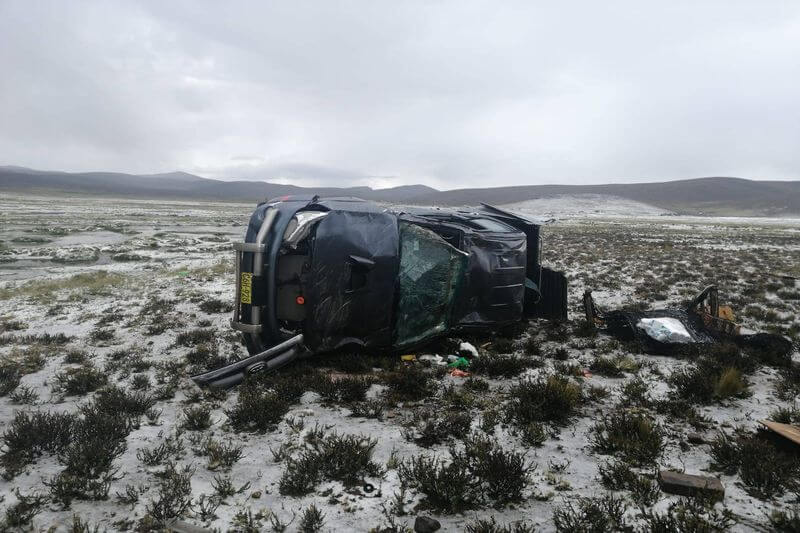 Caída de granizo y nieve en la carretera habría provocado el accidente.