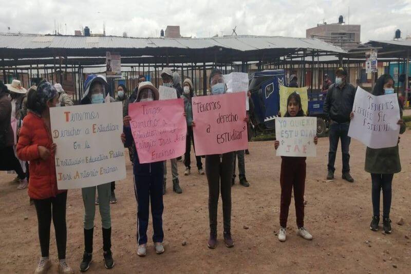 Escolares protestaron con pancartas que decían: "Tenemos derecho a estudiar".