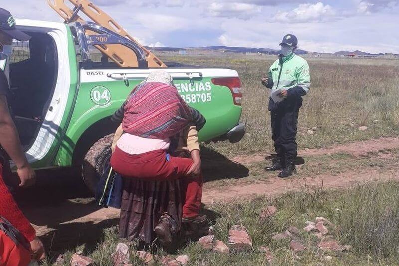 Doña Flora tiene que cargar a su hija para movilizarse.