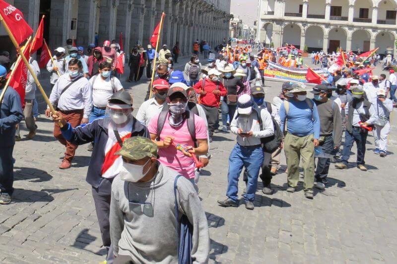 Durante el recorrido, los manifestantes provocaron tráfico de vehículos.