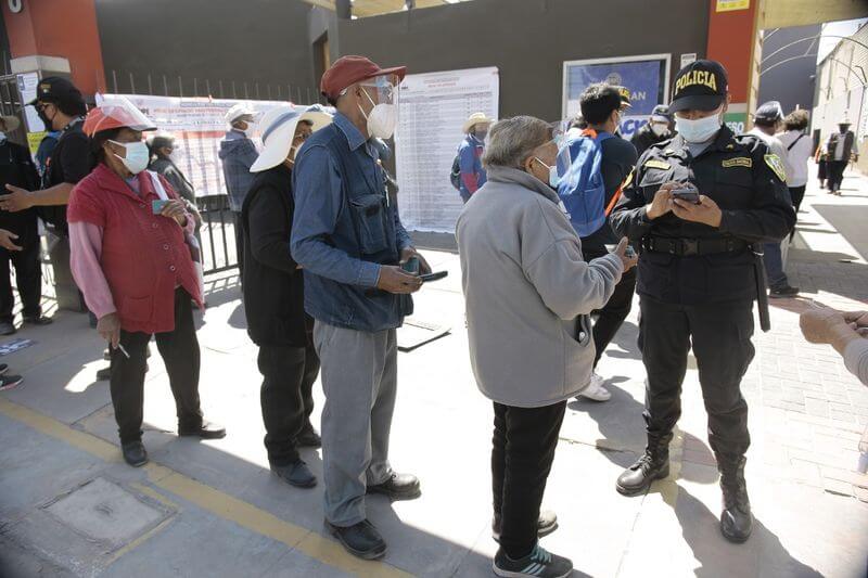 Muchos adultos mayores tuvieron problemas en votar el último 11 de abril.