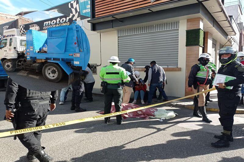 Mujer perdió el equilibrio en parte trasera de camión y cayó al pavimento.