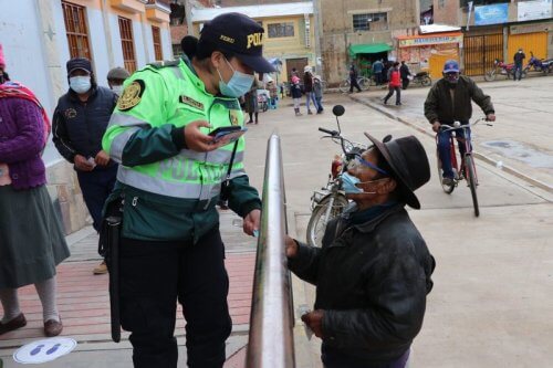 Policía apoya a los adultos mayores a ubicar sus mesas.