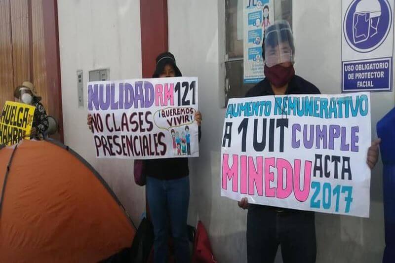 Los manifestantes indican que no volverán a las aulas si no reciben vacunas.