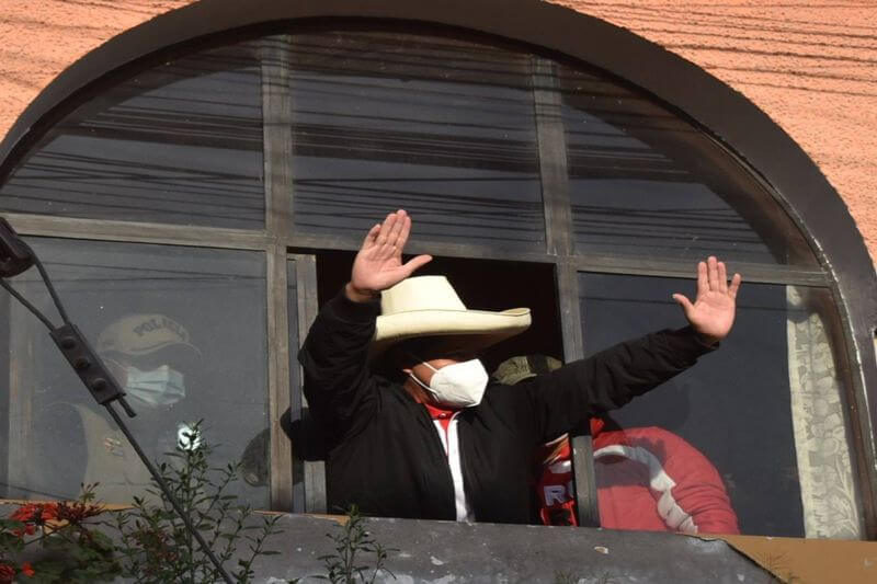 Pedro Castillo almorzó en un restaurante de Tiabaya y saludó por la ventana.