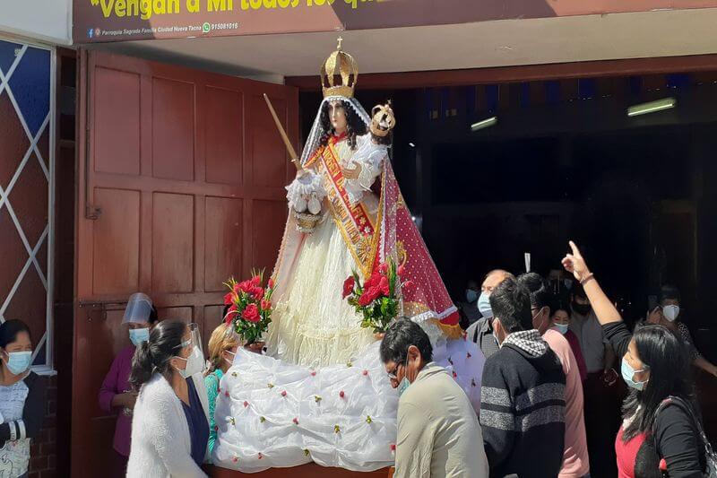 Venerada imagen fue recibida con alegría y emoción por familias.