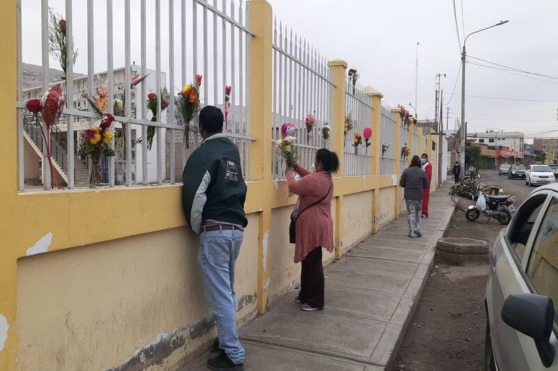 Ciudadanos se vieron obligados a dejar arreglos en rejas de cementerio.