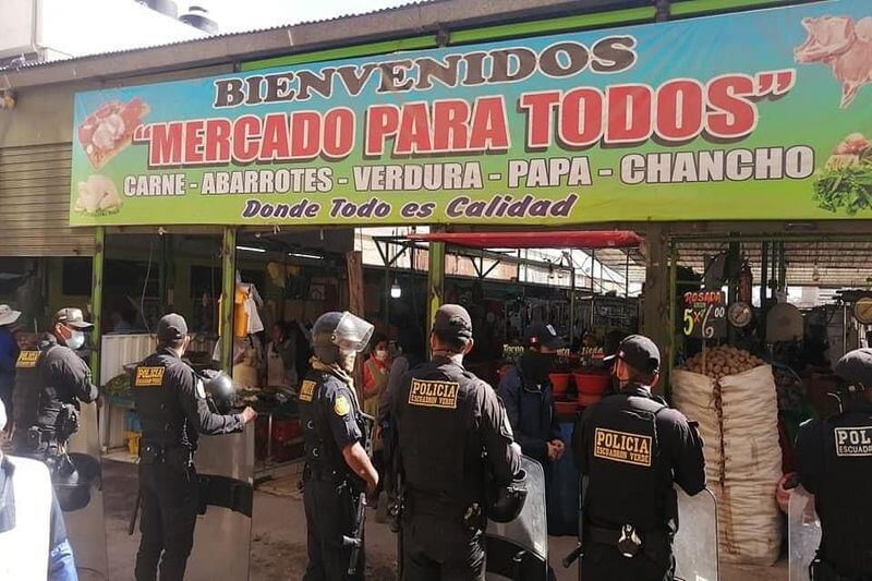 Con el apoyo de la Policía, municipio de Bustamante y Rivero clausuró mercado.