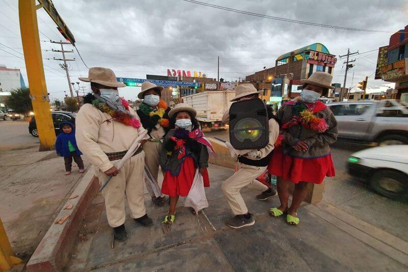 Elisa Mamani danza junto a sus cuatro hijos.