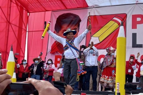 Candidato Pedro Castillo llegó a Juliaca y miles asistieron.