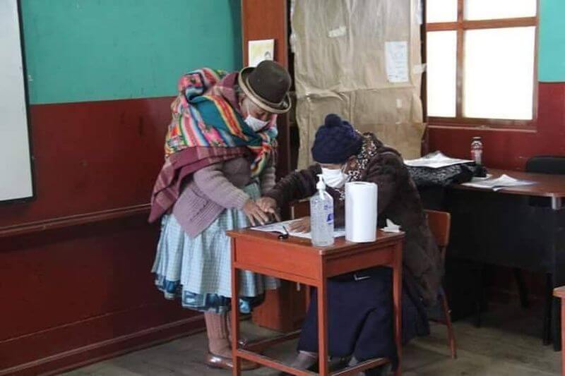 Adultos mayores participaron de la elección de segunda vuelta en la región Puno.