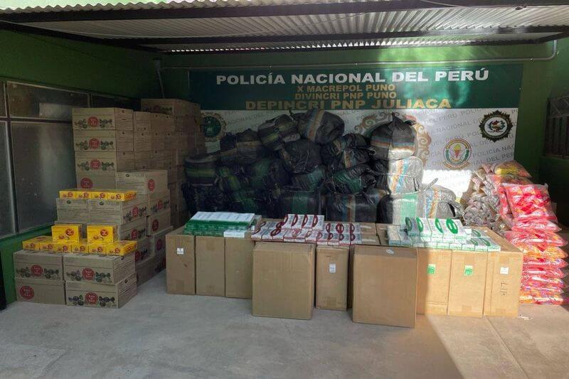 Mercadería incautada y el ómnibus fueron llevados al almacén de Aduanas.