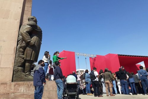 Algunos se subieron al monumento de Grau y Bolognesi para ver el espectáculo.