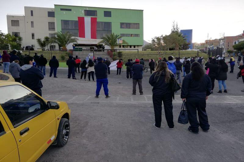 Protestas se realizaron la mañana del lunes. Alcaldes no los recibieron.