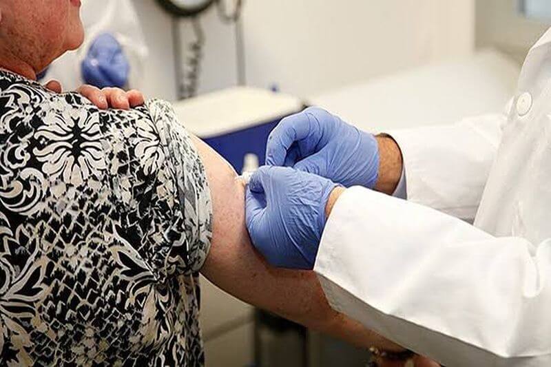 Iren Sur vacunará contra el covid-19 a unos 90 pacientes oncológicos diarios.
