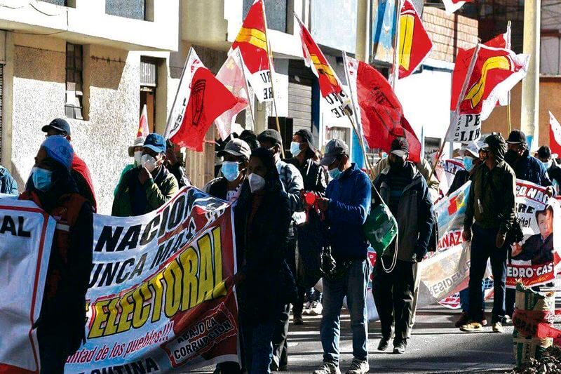 Ciudadanos en contra del accionar del Jurado Nacional de Elecciones.