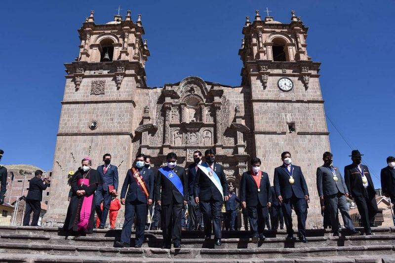 Las principales autoridades de la región presenten en los homenajes a la patria.