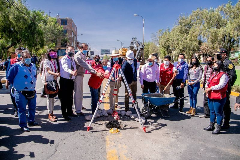 Autoridades ayer colocaron la primera piedra de la obra del Bicentenario.