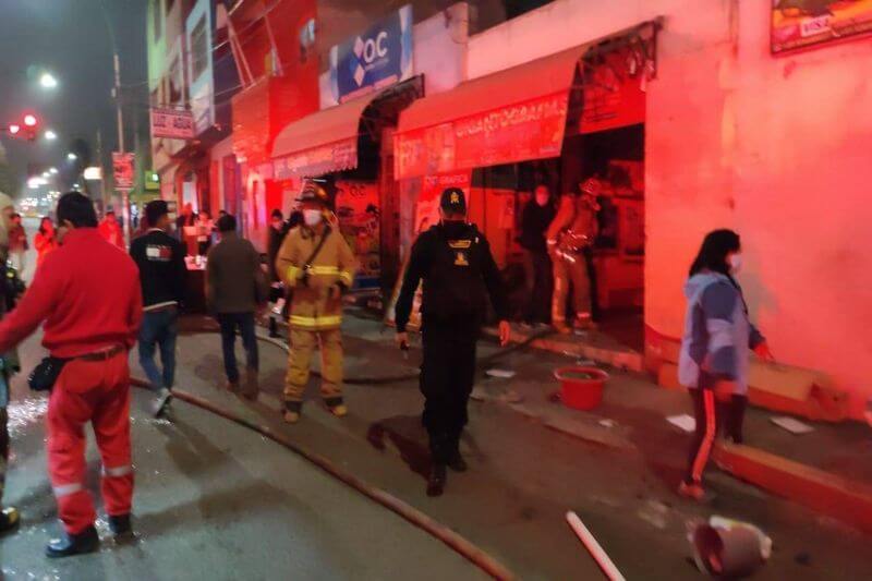 Incendio se produjo en dos inmuebles de la avenida Leguía y calle Mc Lean.