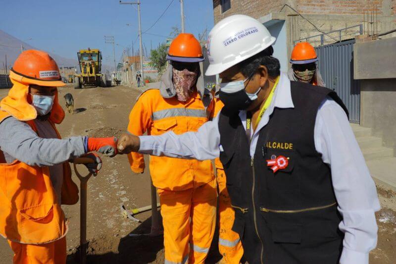 Alcalde Benigno Cornejo supervisa las obras por el Bicentenario del Perú.