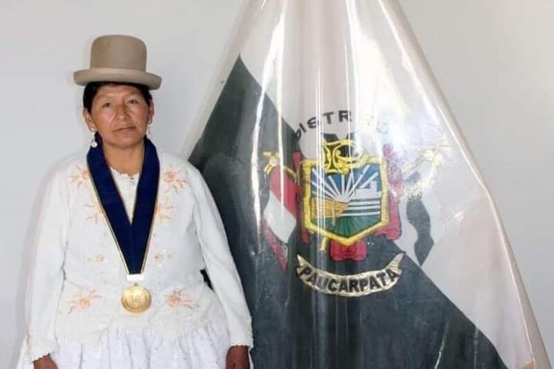 Regidora Bartola Gómez habría donado uniformes a grupo de apoyo de Castillo.